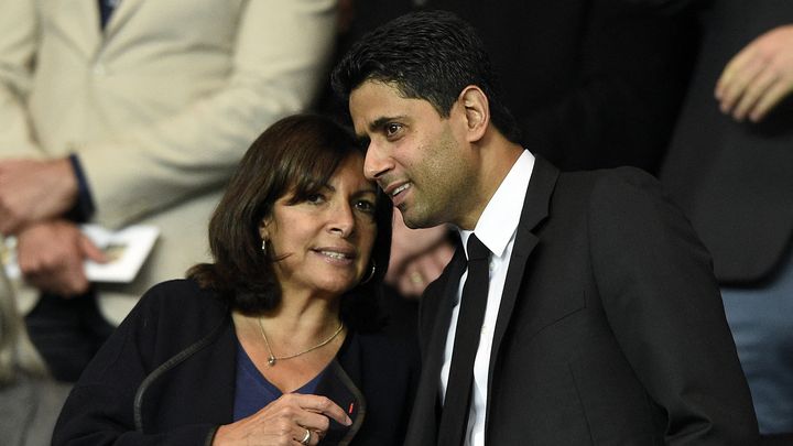 La maire de Paris Anne Hidalgo en compagnie du président du Paris Saint-Germain Nasser Al-Khelaifi, le 11 septembre 2015, au Parc des Princes. (FRANCK FIFE / AFP)