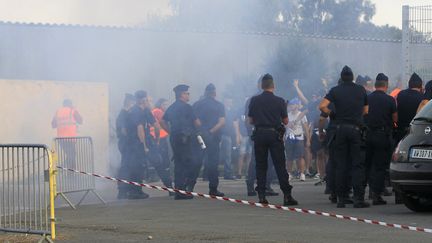 Des violences entre supporters bastiais et forces de l'ordre ont &eacute;clat&eacute; avant le d&eacute;but du match Bastia-OM, le 9 ao&ucirc;t 2014. (PASCAL POCHARD CASABIANCA / AFP)