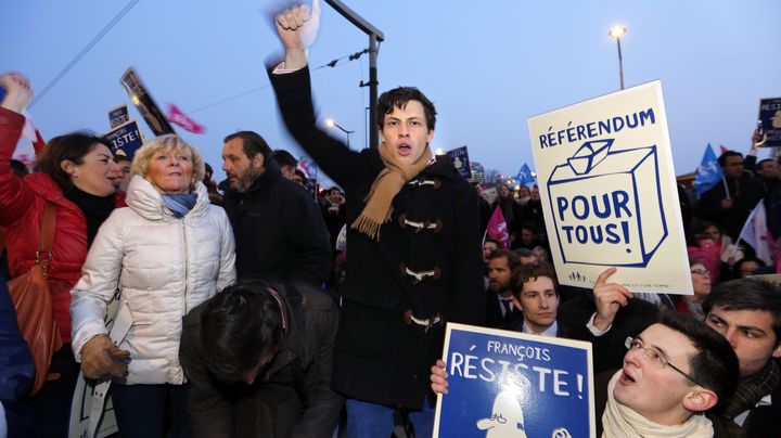 Des membres de la Manif pour tous, oppos&eacute;s au mariage des homosexuels, devant le si&egrave;ge de France T&eacute;l&eacute;visions pendant l'interview de Fran&ccedil;ois Hollande sur France 2, le 28 mars 2013 &agrave; Paris. (FRANCOIS GUILLOT / AFP)