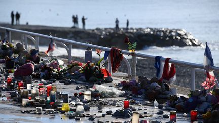 Des bougies et des fleurs sur la Promenade des&nbsp;Anglais à Nice (Alpes-Maritimes), déposées en hommage aux victimes de l'attaque du 14 juillet 2016.&nbsp; (ANNE-CHRISTINE POUJOULAT / AFP)