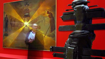 Un homme devant le tableau de Dali "La gare de Perpignan" (1965) au Musée Ludwig, à Cologne (Allemagne), le 17 mars 2006.
 (OLIVER BERG/EPA/Newscom/MaxPPP)