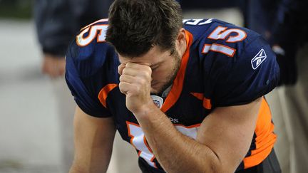 Tim Tebow en train de prier, le 17 novembre 2011, lors d'un match contre les New York Jets (GARRET W. ELLWOOD / GETTY IMAGES)