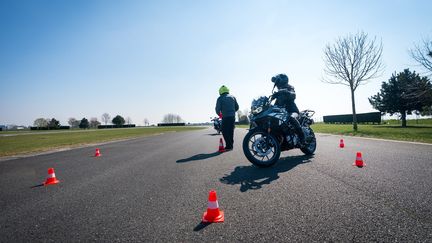 Le passage entre les cônes, un exercice de base pour travailler le regard. (FLORIAN LÉGER FONDATION BMW POUR FRANCE INFO)