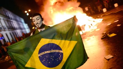 Un manifestant &agrave; Rio de Janeiro (Br&eacute;sil), le 17 juin 2013. (CHRISTOPHE SIMON / AFP)