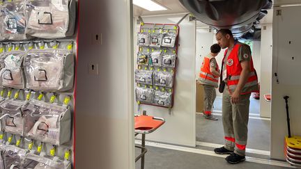 Des soignants de la Croix-Rouge à l'intérieur du "Shelter", l'hôpital mobile installé près des Champs-Élysées, à Paris. (ANNE-LAURE DAGNET / RADIOFRANCE)