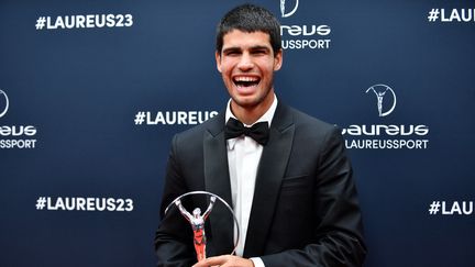 L'Espagnol Carlos Alcaraz pose lors de la cérémonie des Laureus World, avec son prix de révélation de l'année, à Paris, le 8 mai 2023. (JULIEN DE ROSA / AFP)