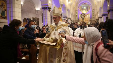 Le Patriarche latin de Jérusalem, durant les cérémonies de la messe de Noël à Béthléem (Palestine) le 25 décembre 2020. (ABED AL HASHLAMOUN / POOL / AFP)