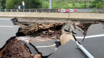 Les intemp&eacute;ries ont d&eacute;truit un pan de l'autoroute A75, qui relie Montpellier et Clermont-Ferrand, au niveau de la commune du Bosc (H&eacute;rault), le 13 septembre 2015. (MAXPPP)