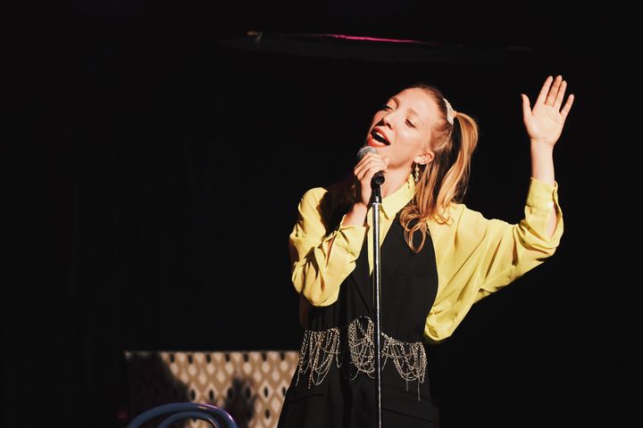 Mélodie Moller en chanteuse à succès endoctrinée par les "Véritanistes" (Yume Nanbu)