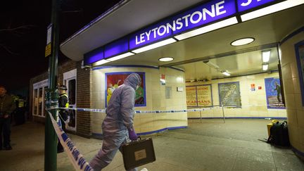 La police britannique privilégie la piste "terroriste", au lendemain de l'arrestation d'un homme qui a blessé au couteau deux personnes dans une station de métro de l'est de Londres.