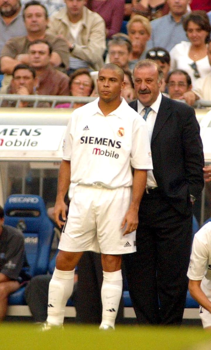 L'entraîneur du Real Madrid Vicente del Bosque aux côtés de Ronaldo, le 6 octobre 2002, à Madrid (Espagne). (FIRO FOTO / GETTY IMAGES SPORT CLASSIC)