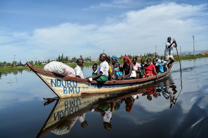 Enfants et parents du district de Nyando en pirogue sur le lac Victoria pour se rendre à l’école, le 4 janvier 2021.&nbsp; (BRIAN ONGORO / AFP)