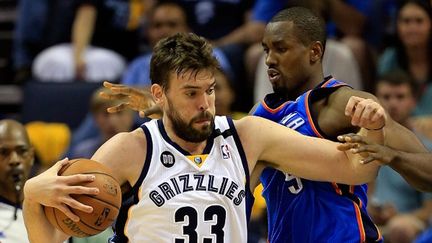 Marc Gasol (Memphis) devant Kendrick Perkins (Oklahoma)