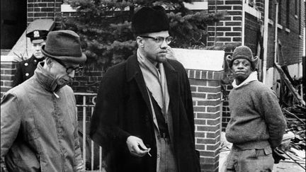 Photo non datée de Malcolm X (au centre),&nbsp;porte-parole de Nation of Islam, militant politique et défenseur des droits des afro-américains. Malcolm Little, connu sous le nom de Malcolm X, également connu sous le nom d’El-Hajj Malek El-Shabazz, est né le 19 mai 1925, à Omaha, et mort assassiné le 21 février 1965, à Harlem. (STF / AFP)