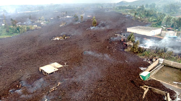 Vue aérienne de la périphérie de Goma (République démocratique du Congo), où le village&nbsp;Bushara&nbsp;a été en partie enseveli par la lave. (JUSTIN KATUMWA / AFP)