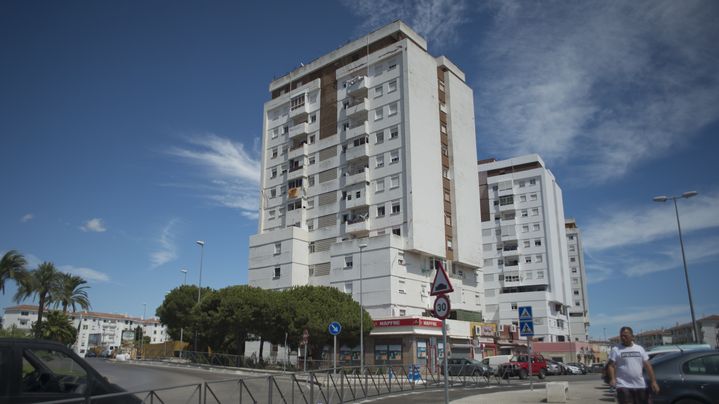 Vue de l'immeuble o&ugrave; vivait Ayoub El Khazzani, dans la ville espagnole d'Alg&eacute;siras.&nbsp; (JORGE GUERRERO / AFP)