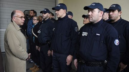 Le ministre de l'Int&eacute;rieur, Bernard Cazeneuve, rencontre les policiers qui ont pris part &agrave; la fusillade en Seine-Saint-Denis, le 5 octobre 2015. (ERIC FEFERBERG / AFP)