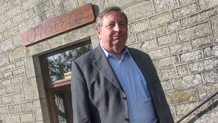 Claude Nougein, candidat UMP aux s&eacute;natoriales en Corr&egrave;ze, sort de la mairie de Saint-Hilaire-les-Courbes (Corr&egrave;ze), le 18 septembre 2014. (ARIANE NICOLAS / FRANCETV INFO)