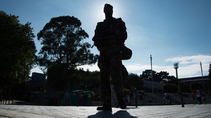 Un soldat de la force Sentinelle, le 6 août 2016, à Lorient (Morbihan). (JEAN-SEBASTIEN EVRARD / AFP)