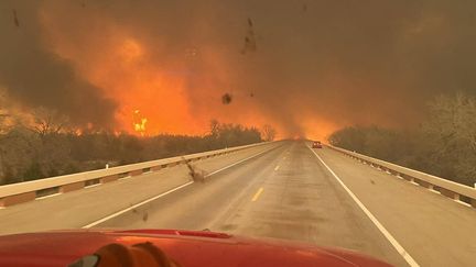 Dans la même région, dans la pointe nord du Texas, un incendie baptisé Smokehouse Creek continue de sévir. Voici à quoi il ressemblait depuis un camion de pompiers, le 27 février 2024. (GREENVILLE FIREFIGHTER ASSOCIATI / ANADOLU / AFP)