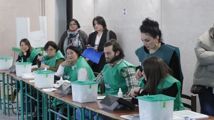 Dans un bureau de vote de Tbilissi (Géorgie), le 26 octobre 2024. (MIRIAN MELADZE / ANADOLU VIA AFP)