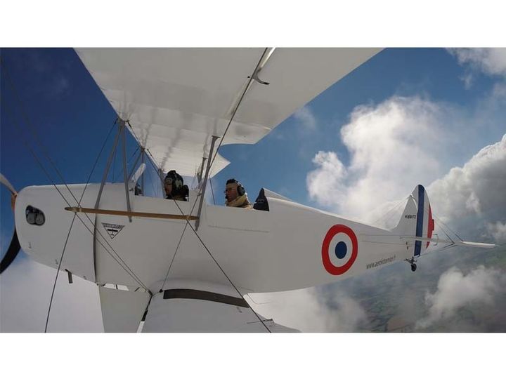 Le pilote franco-australien fait découvrir à bord de son biplan les terres de l'Orne, entre histoire, nature et architecture. (OFFICE DE TOURISME DE L'ORNE)