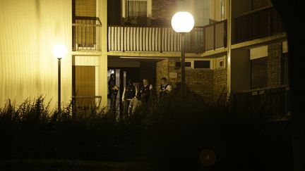 Des policiers devant un immeuble de Boussy-Saint-Antoine (Essonne), où a lieu l'arrestation de trois femmes, le 8 septembre 2016. (GEOFFROY VAN DER HASSELT / AFP)