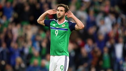 Le footballeur Will Grigg fête son premier but avec l'Irlande du Nord, le 27 mai 2016 à Belfast (Royaume-Uni). (PAUL FAITH / AFP)