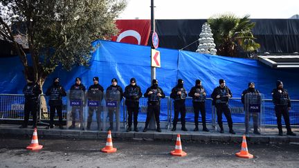 Des policiers turcs sont postés devant la discothèque, la Reina à Istanbul (Turquie), le 1er janvier 2017. (YASIN AKGUL / AFP)