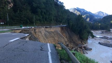 Une route détruite à La Bollène-Vésubie (Alpes-Maritimes), le 3 octobre 2020, après le passage de la tempête Alex. (VINCENT-XAVIER MORVAN / AFP)