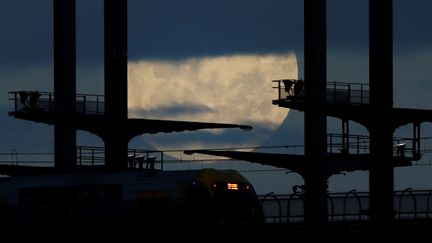 La "super Lune" observée depuis le pont du port de Sydney (Australie), le 14 novembre 2016. (JASON REED / REUTERS)