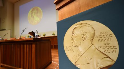 Médaille du Prix Nobel de médecine 2017. (JONATHAN NACKSTRAND / AFP)