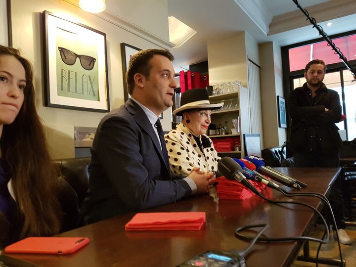 Florian Philippot et Geneviève de Fontenay le 23 avril 2018 dans un café du 6e arrondissement de Paris. (DAMIEN TRIOMPHE / FRANCEINFO)