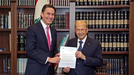 Le président libanais Michel Aoun (à droite) et le médiateur américain Amos Hochstein au palais présidentiel de Baabda, à l'est de&nbsp;Beyrouth, le 27 octobre 2022. (DALATI AND NOHRA / AFP)