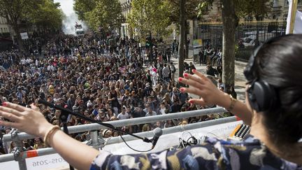 Une Dj juchée sur un char ambiance la Techno Parade 2015.
 (Ian Langsdon / MaxPPP)