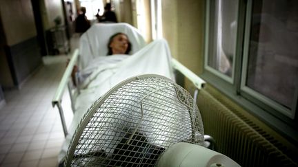 Une patiente hospitalisée à l'hôpital Edouard Herriot, à Lyon (Rhône), le 16 juillet 2006. (Photo d'illustration) (JEFF PACHOUD / AFP)