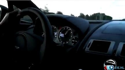 Capture d'&eacute;cran d'une vid&eacute;o film&eacute;e &agrave; l'int&eacute;rieur d'une Aston Martin, avec laquelle un conducteur roule &agrave; pr&egrave;s 300 km/h en Belgique, avant d'&ecirc;tre arr&ecirc;t&eacute; le 8 novembre 2011.&nbsp; (FTVi)