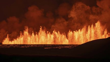 Des fontaines de lave s'échappent d'une nouvelle fissure volcanique sur la péninsule de Reykjanes (Islande), le 22 août 2024. (MARCO DI MARCO / AP / SIPA)