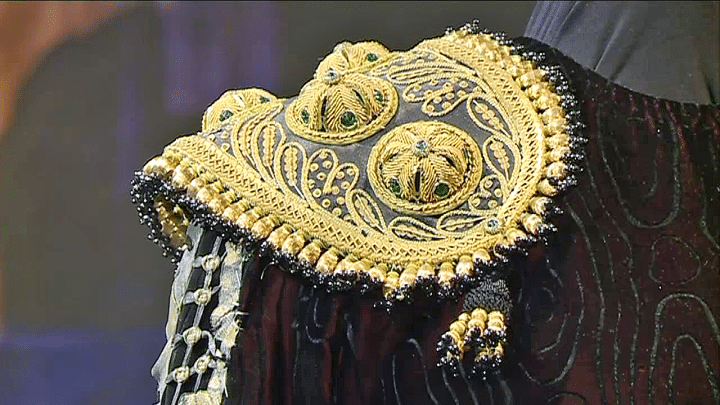 Bijoux et dorures, le style Lacroix orne la robe de Carmen
 (France 3 / Culturebox)