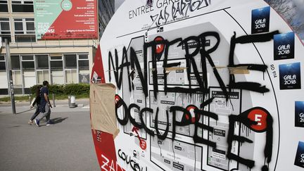 "Nanterre occupée", inscription à l'entrée de l'université de Nanterre, le 16 avril 2018 (ETIENNE LAURENT / MAXPPP)