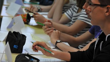 La Droite forte s'indigne contre les gr&egrave;ves des professeurs, qui prendraient "en otage parents et &eacute;l&egrave;ves, mais aussi de nombreux maires ruraux", le 16 octobre 2012. (FRANK PERRY / AFP)