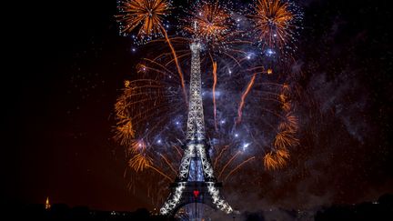 Le feu d'artifice tiré depuis la Tour Eiffel, à Paris, le 14 juillet 2021. (VINCENT GERBET / HANS LUCAS / AFP)