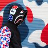 La "shark", une veste zippée emblématique de la marque Bape, ici dans son édition limitée pour l'ouverture de la boutique française, le 1er décembre 2017 à Paris. (ELODIE DROUARD / FRANCEINFO)