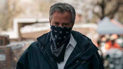 Le maire de New York, Bill de Blasio, lors d'une collecte alimentaire organisée par la Campagne contre la faim à Bed Stuy, Brooklyn, le 14 avril 2020 à New York. (SCOTT HEINS / GETTY IMAGES NORTH AMERICA / AFP)