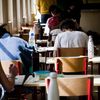 Des candidats au baccalauréat passent une des épreuves écrites de spécialité dans un lycée de Briançon (Hautes-Alpes), le 21 mars 2023. (THIBAUT DURAND / HANS LUCAS / AFP)