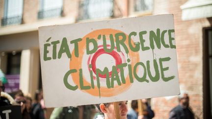 Une pancarte brandie lors d'une marche pour le climat à Perpignan, le 9 avril 2022. (STEPHANE FERRER / HANS LUCAS)