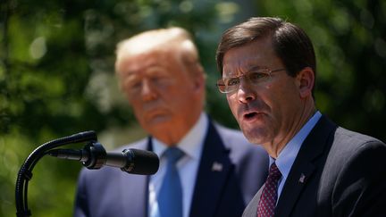 Mark Esper (au premier plan), lors d'une conférence de presse organisée à la Maison Blanche, le 15 mai 2020. (MANDEL NGAN / AFP)