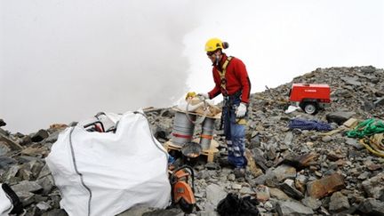 Un technicien installe un système d'alerte sur le glacier de Tête Rousse dans le massif du Mont Blanc, (AFP/JEAN-PIERRE CLATOT)