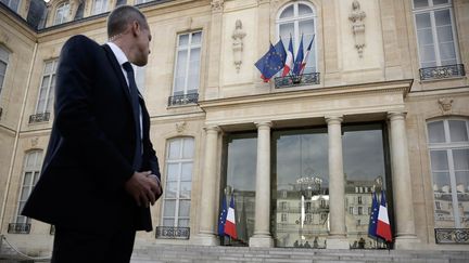 Um membre du GSPR devant le perron de l'Elysée à Paris, en octobre 2014 (VINCENT ISORE / MAXPPP)