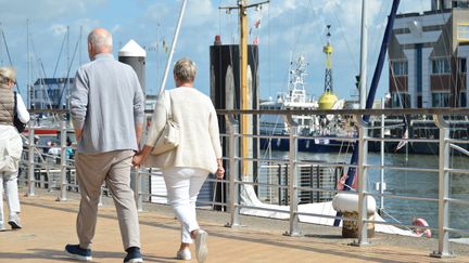 Un ciouple à la retraite se promène sur un quai. Photo d'illustration. (MAXPPP)